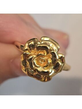 Camelia ring by Oomiay